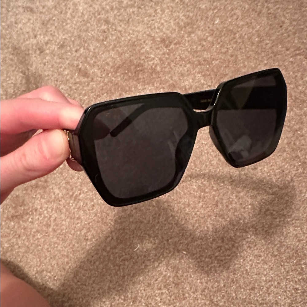 Oversized sunglass selling as is Ysl label on side